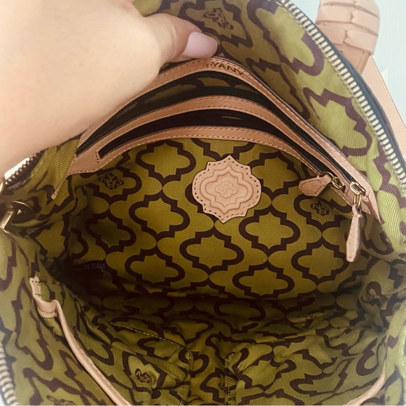 Beautiful light tan (almost blush color) genuine leather cross body bag. New! - Picture 3 of 11